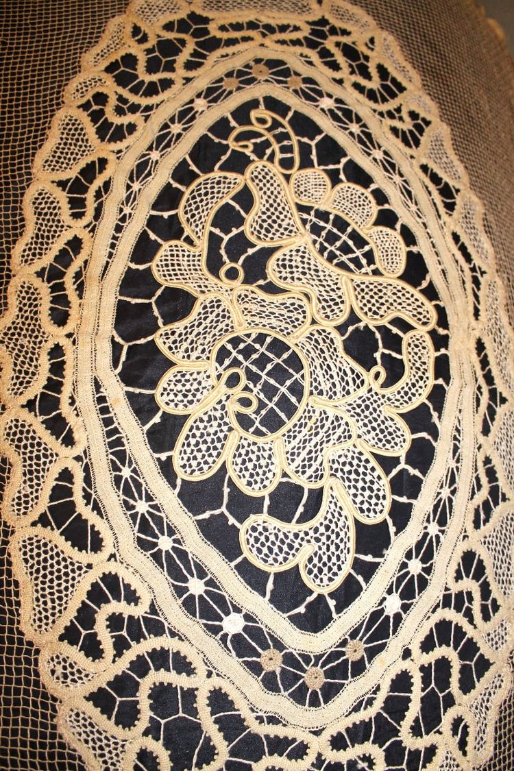 Copriletto o tenda in pizzo d'epoca Art Déco con decorazione floreale e ampi festoni