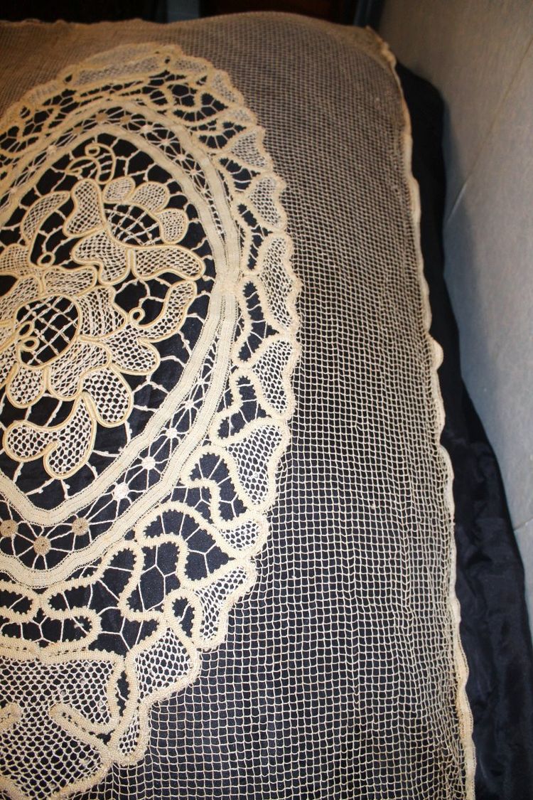 Copriletto o tenda in pizzo d'epoca Art Déco con decorazione floreale e ampi festoni