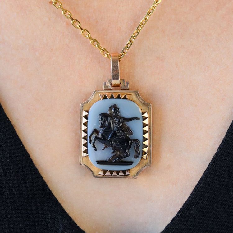 Pendentif ancien camée agate 2 couches et initiales