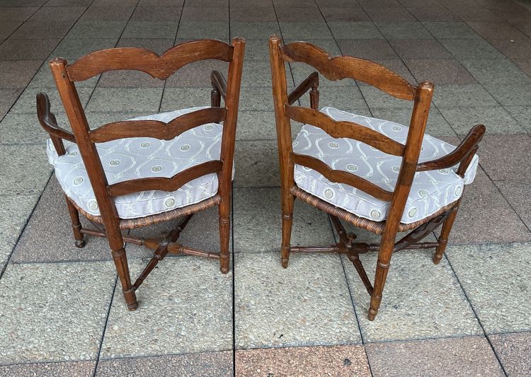 Une paire de fauteuils provençaux.
