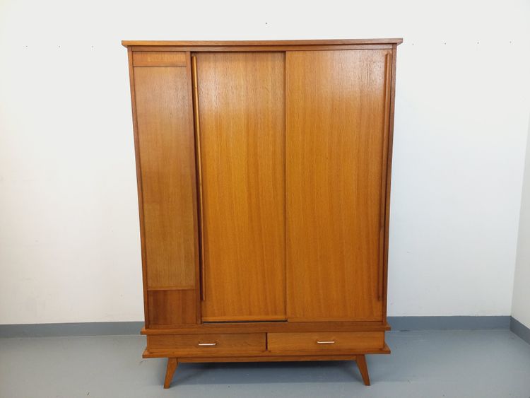 Armadio vintage in rovere degli anni '60