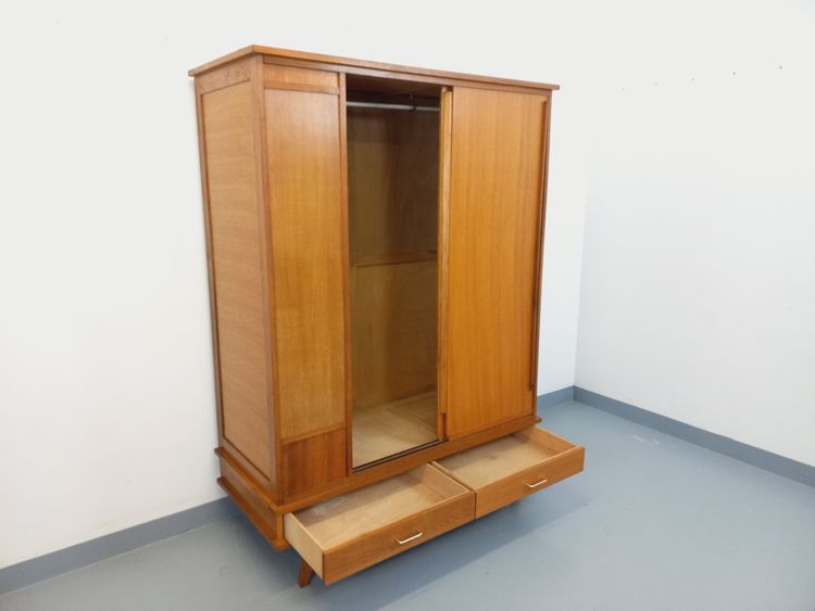 Armadio vintage in rovere degli anni '60