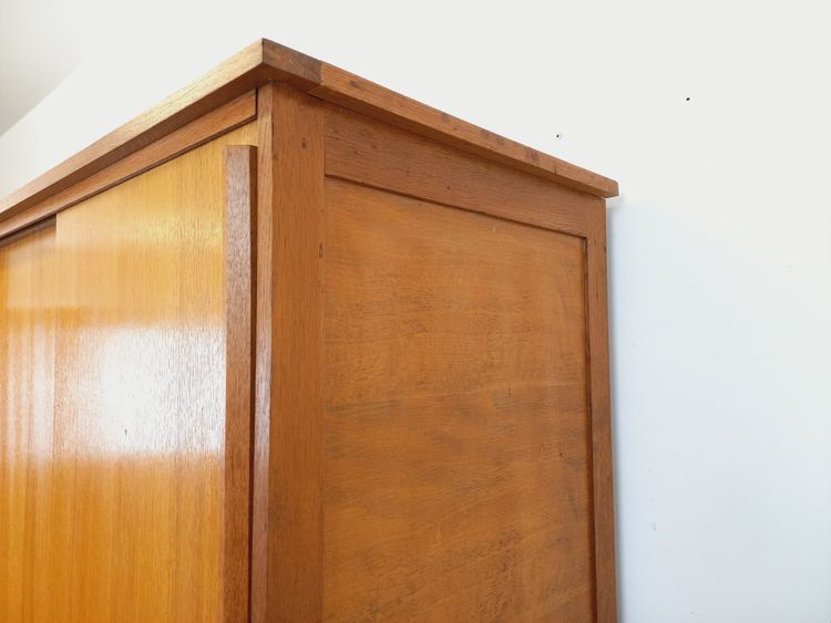 Armadio vintage in rovere degli anni '60