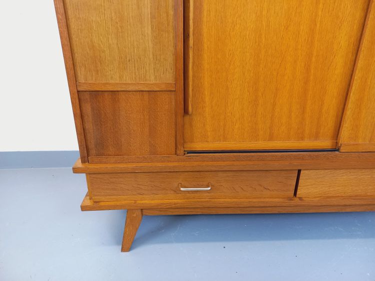 Armadio vintage in rovere degli anni '60