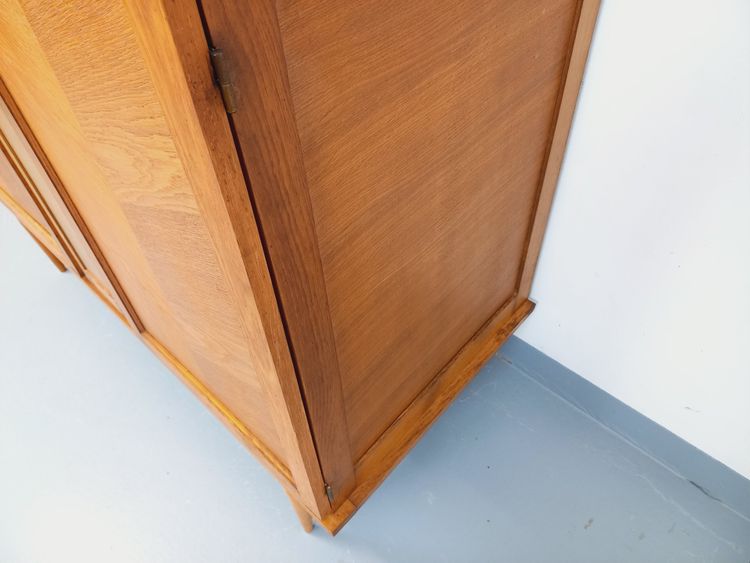 Armadio vintage in rovere degli anni '60