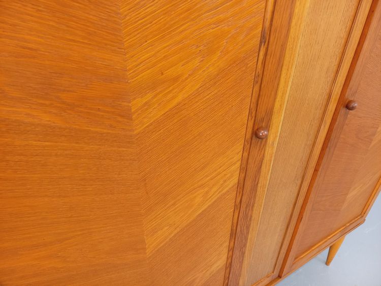Armadio vintage in rovere degli anni '60
