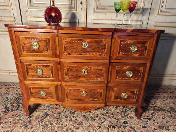 Commode louis XVI en marqueterie 18 ème