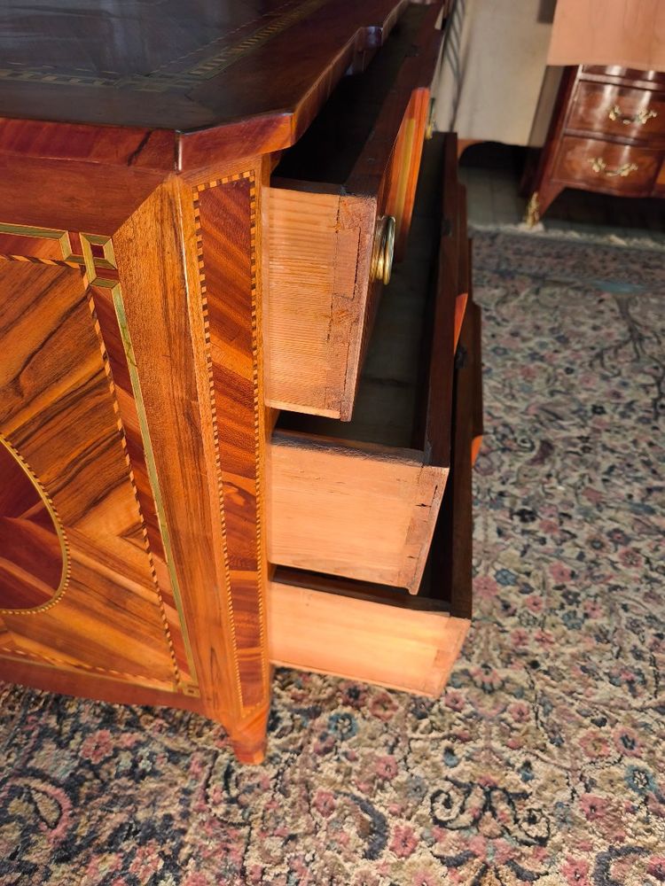 Commode louis XVI en marqueterie 18 ème