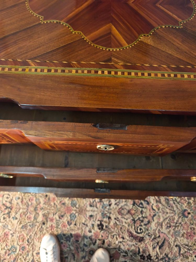Commode louis XVI en marqueterie 18 ème