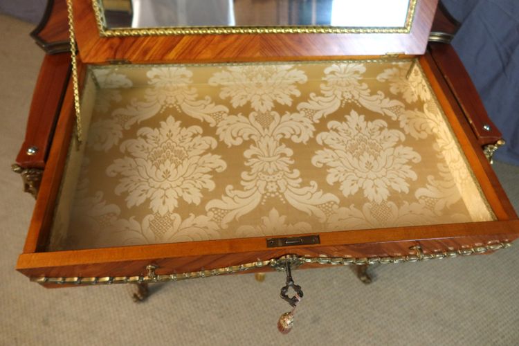 Commode à combinaisons formant coiffeuse d'après un modèle de JF Leleu