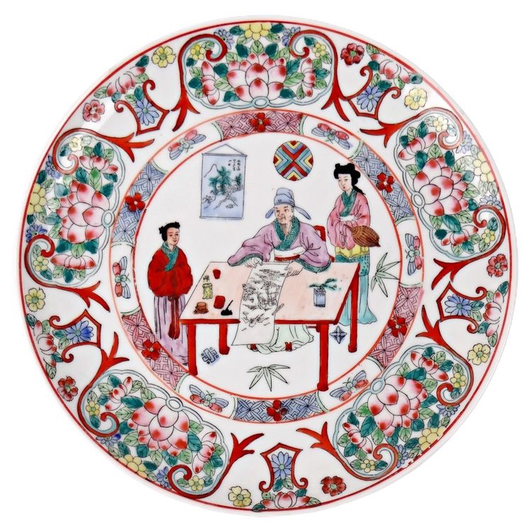 Assiette famille rose en porcelaine de canton décor de scène d'artiste début XXe