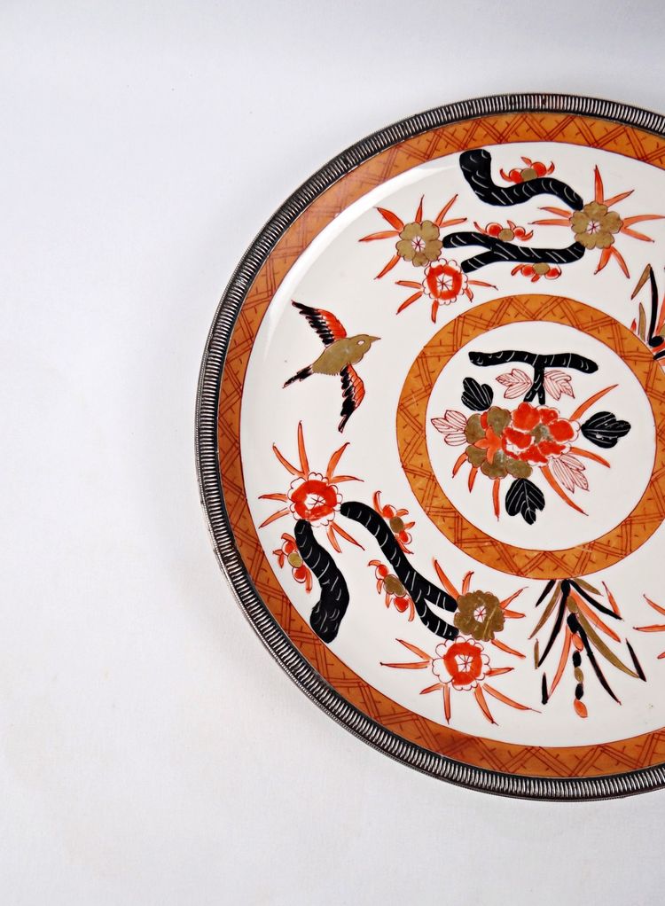 Grand plat en porcelaine style Imari contour en argent massif fin XIXe