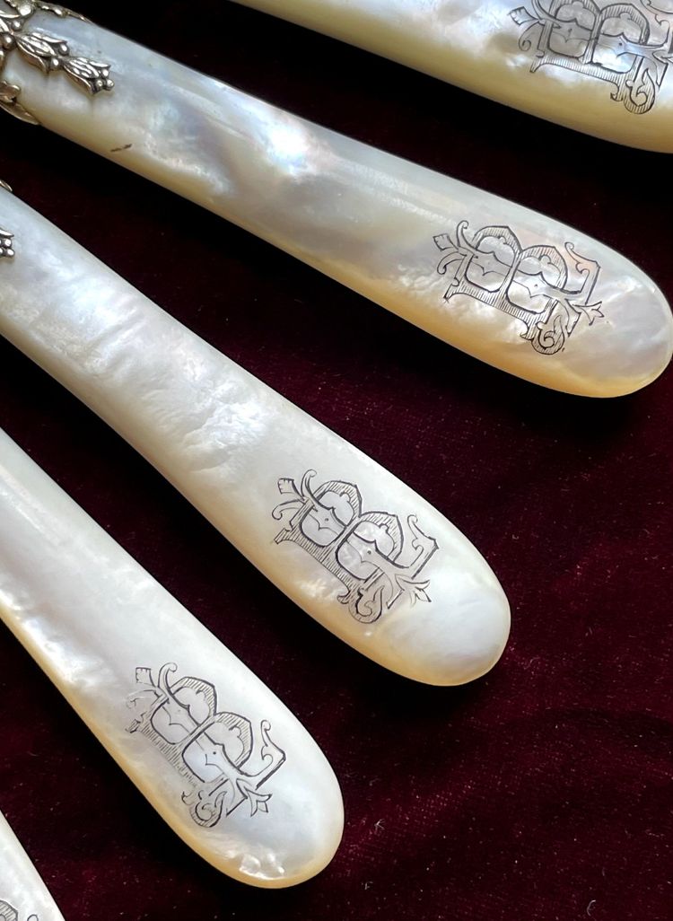 18 dessert knives.