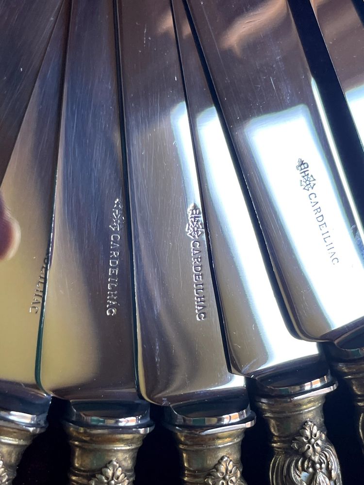 18 dessert knives.