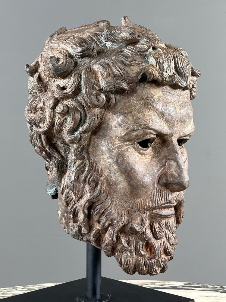 Busto scultoreo in bronzo su base, XX secolo