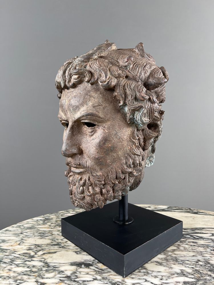 Busto scultoreo in bronzo su base, XX secolo