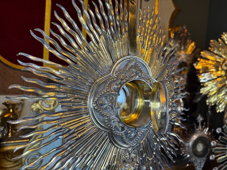 Imponente ostensorio in argento dorato - XIX secolo
