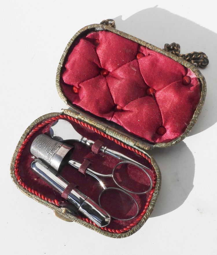 PETIT NÉCESSAIRE DE COUTURE ACIER XIXE NAPOLÉON III COFFRET FORME BOURSE PORTE MONNAIE ENFANT
