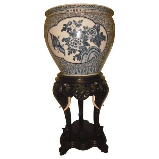 Flowerpot and Chinese stand