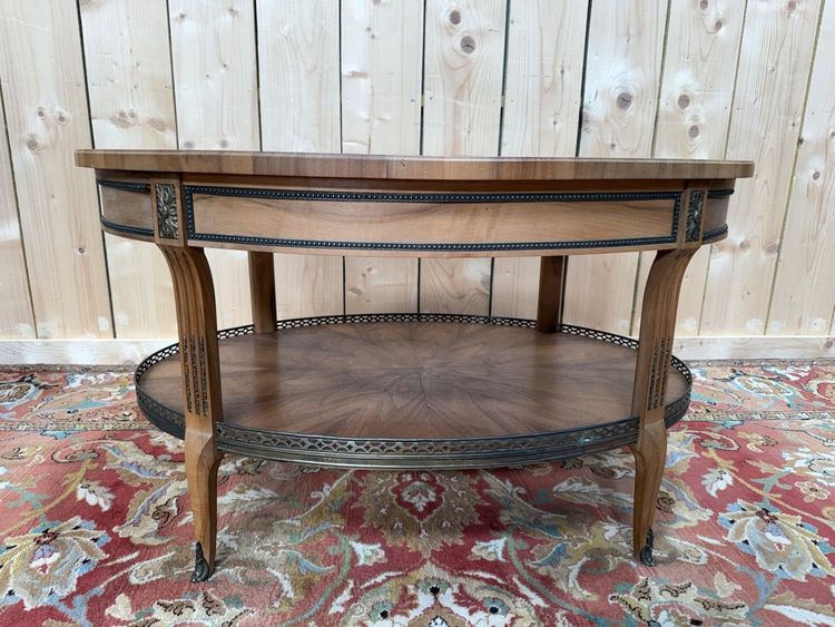 Table basse ovale – Style Louis XVI – Marqueterie, galerie laiton, sabots bronze