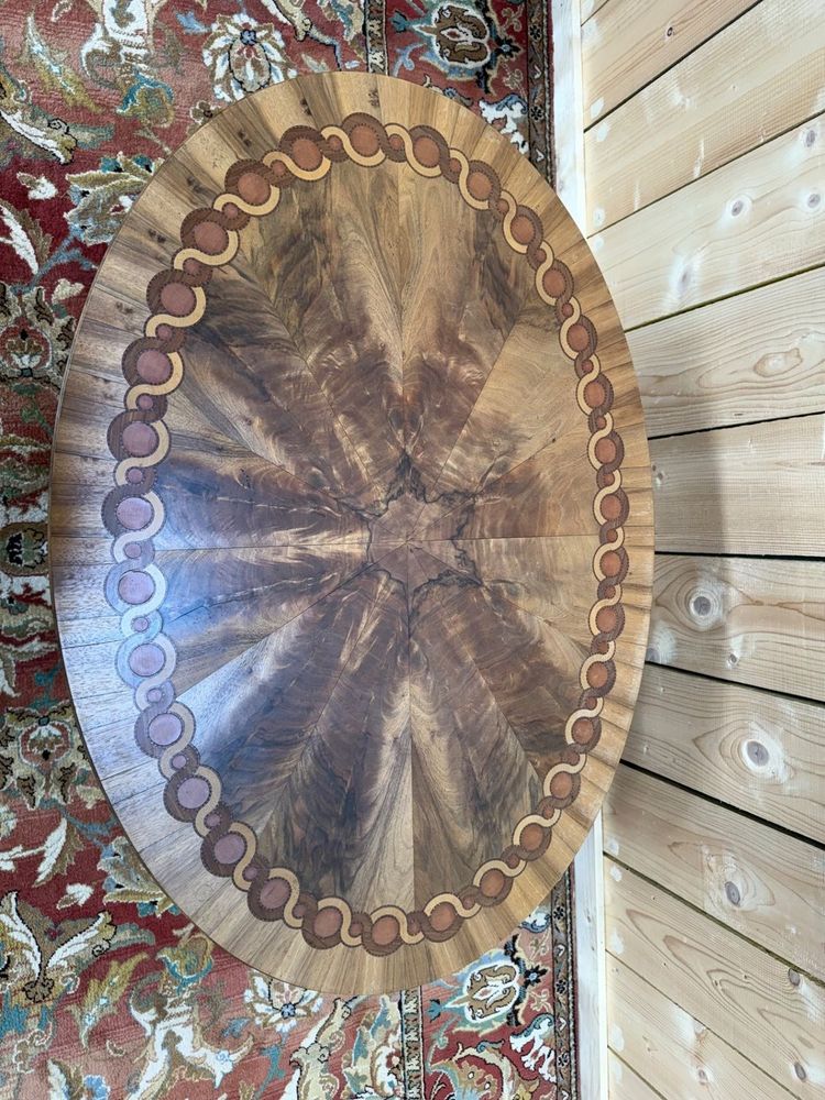 Table basse ovale – Style Louis XVI – Marqueterie, galerie laiton, sabots bronze