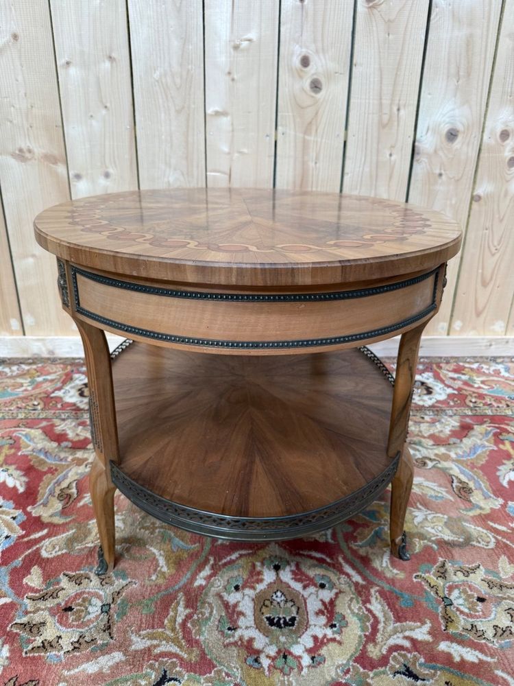 Table basse ovale – Style Louis XVI – Marqueterie, galerie laiton, sabots bronze