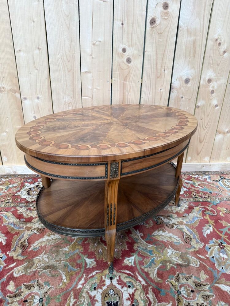 Table basse ovale – Style Louis XVI – Marqueterie, galerie laiton, sabots bronze