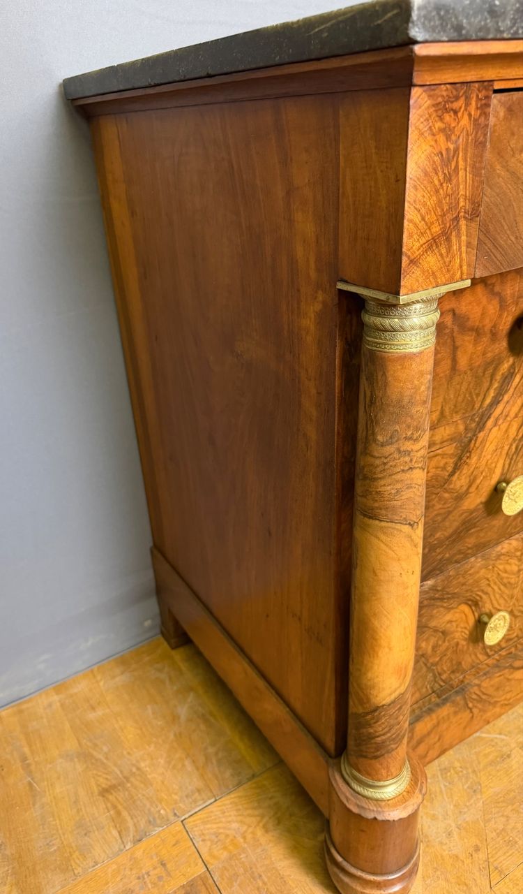 Cassettiera in noce in stile Impero con colonne separate.