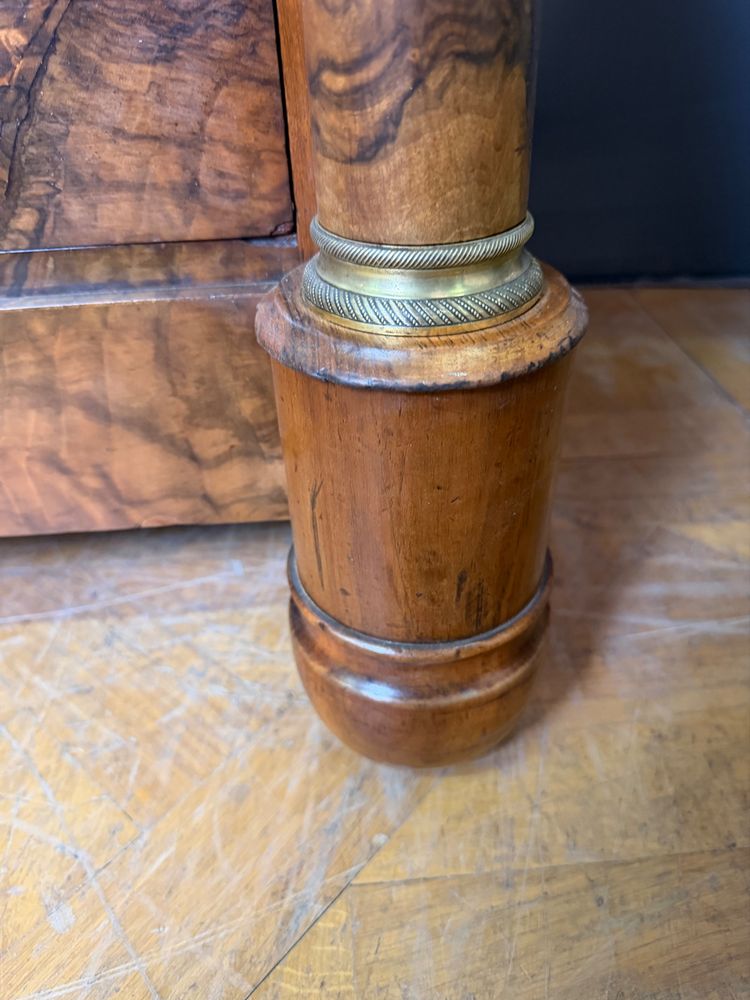 Cassettiera in noce in stile Impero con colonne separate.