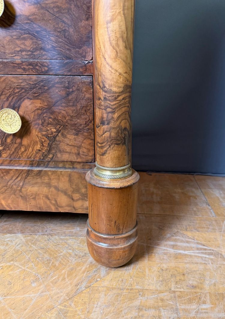 Cassettiera in noce in stile Impero con colonne separate.