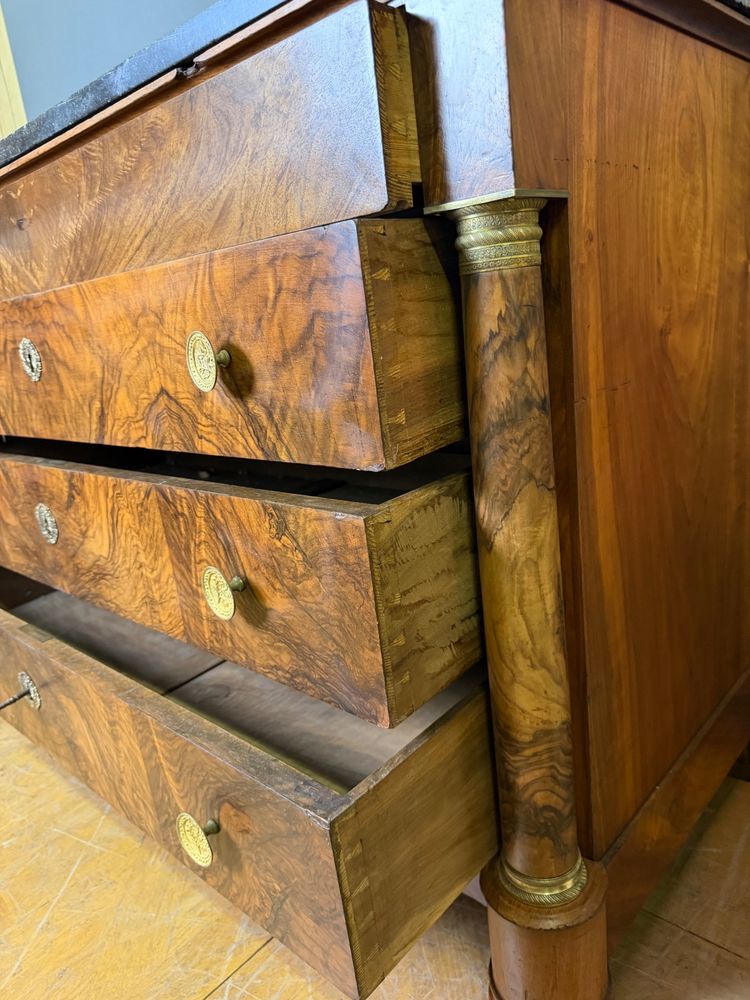 Cassettiera in noce in stile Impero con colonne separate.