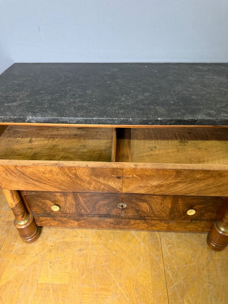 Cassettiera in noce in stile Impero con colonne separate.
