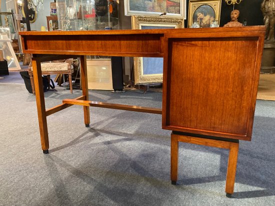  Scrivania modernista - MDK - Belgio - 1960 ca. Scrivania in teak della famosa casa belga MDK.