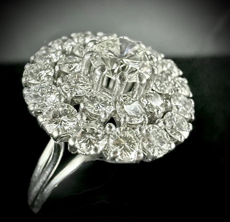Importante anello a margherita - Diamante centrale da 1,30 ct (VS) - Diamanti taglio brillante da 3,02 ct - Montatura in platino
