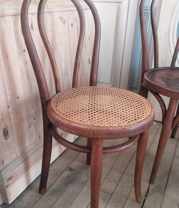 Hervorragendes Set aus 5 antiken Bistrostühlen – 3 authentische Thonet-Stühle