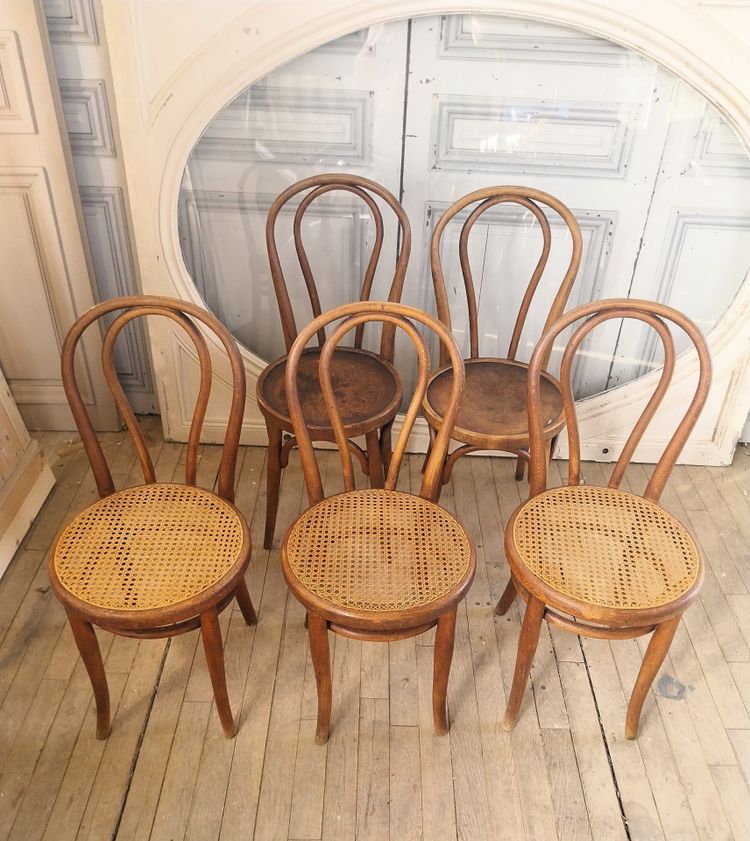 Hervorragendes Set aus 5 antiken Bistrostühlen – 3 authentische Thonet-Stühle