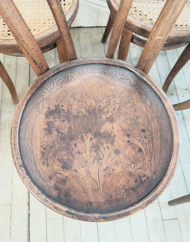Hervorragendes Set aus 5 antiken Bistrostühlen – 3 authentische Thonet-Stühle