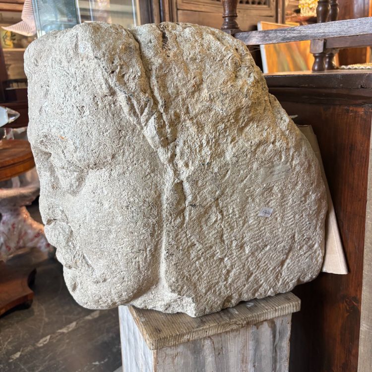 Ancient head sculpture in white hard stone, Sicily, 17th century. Measurements: H 40 cm, D 42 cm, W 35 cm