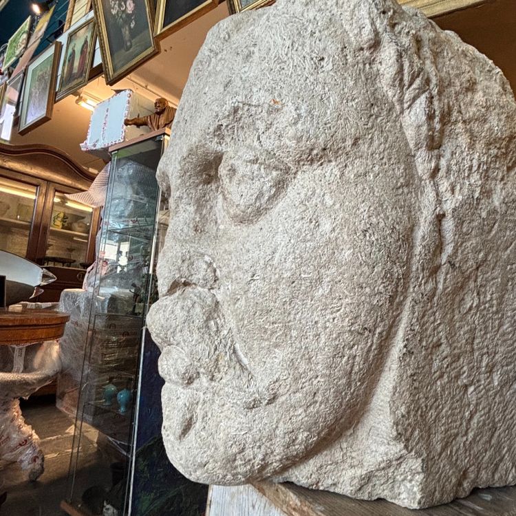 Ancient head sculpture in white hard stone, Sicily, 17th century. Measurements: H 40 cm, D 42 cm, W 35 cm