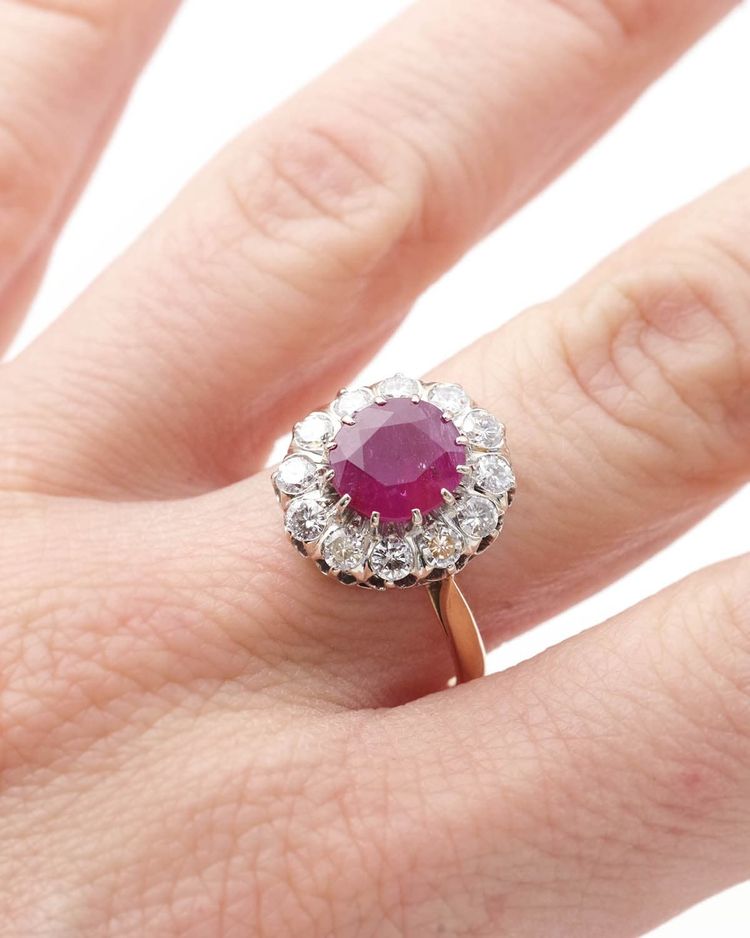 Daisy-Ring mit einem 2,10 ct Rubin in 18 Karat Weißgold