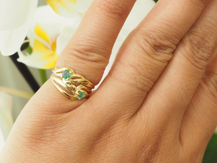 Anello vintage in oro giallo 18 carati con due smeraldi naturali incastonati