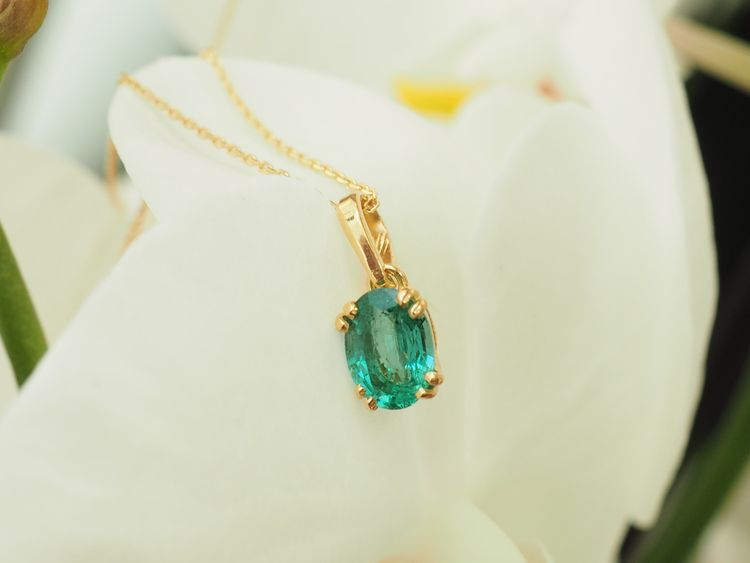Halskette mit einem natürlichen Smaragd-Solitär (1,23 Karat) in Gelbgold