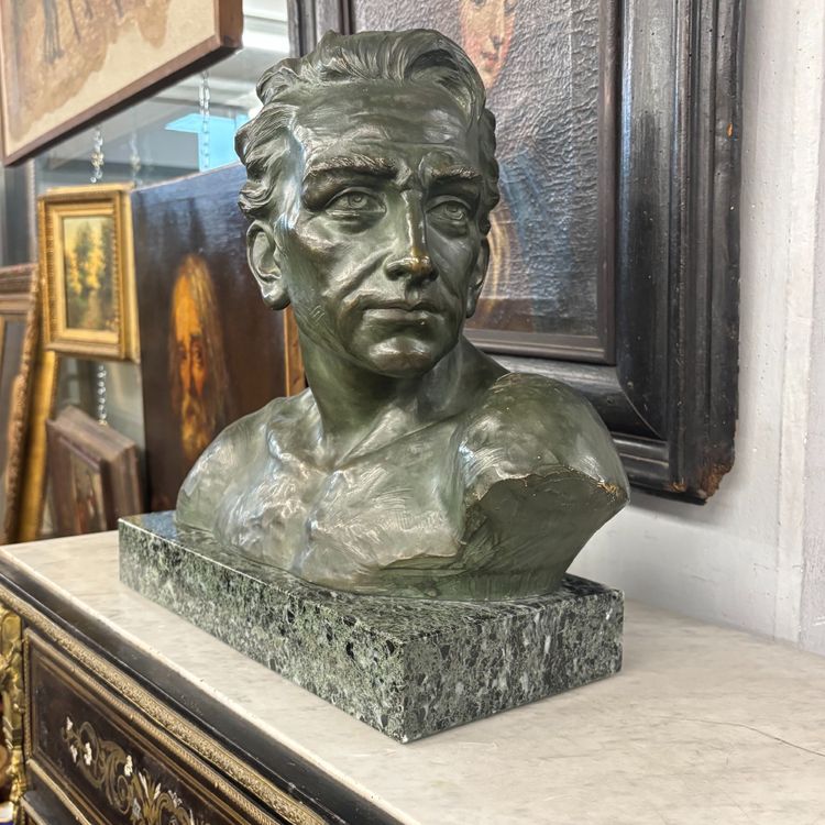 Antike Art-déco-Skulptur, 1930, Männerbüste von J. Domisse (1875–1955). Maße: 40 x 16 cm (Höhe 36 cm).