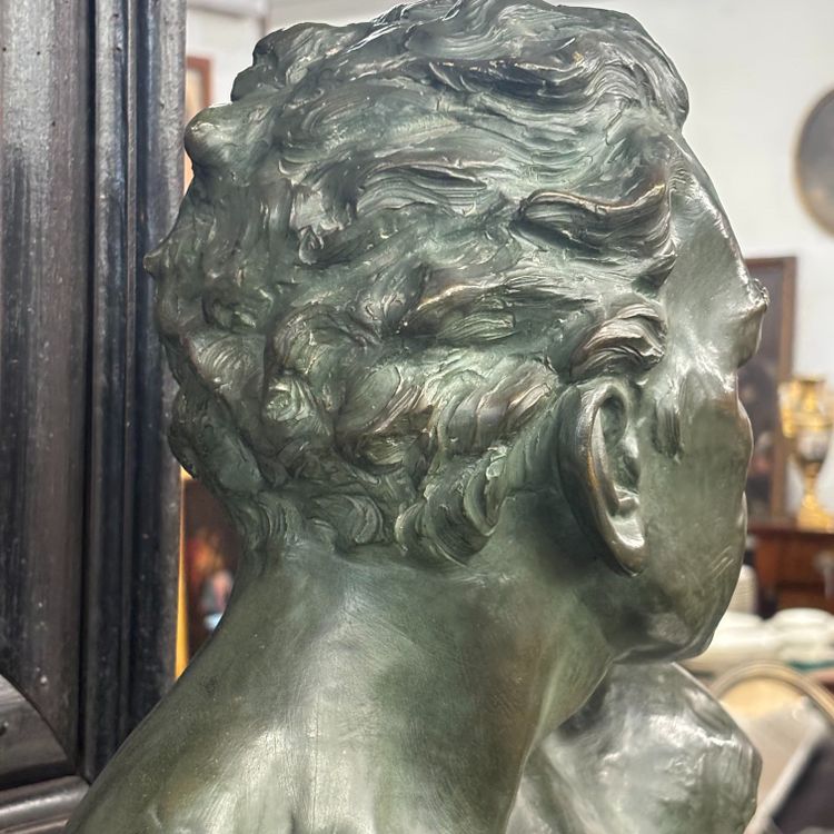 Antike Art-déco-Skulptur, 1930, Männerbüste von J. Domisse (1875–1955). Maße: 40 x 16 cm (Höhe 36 cm).