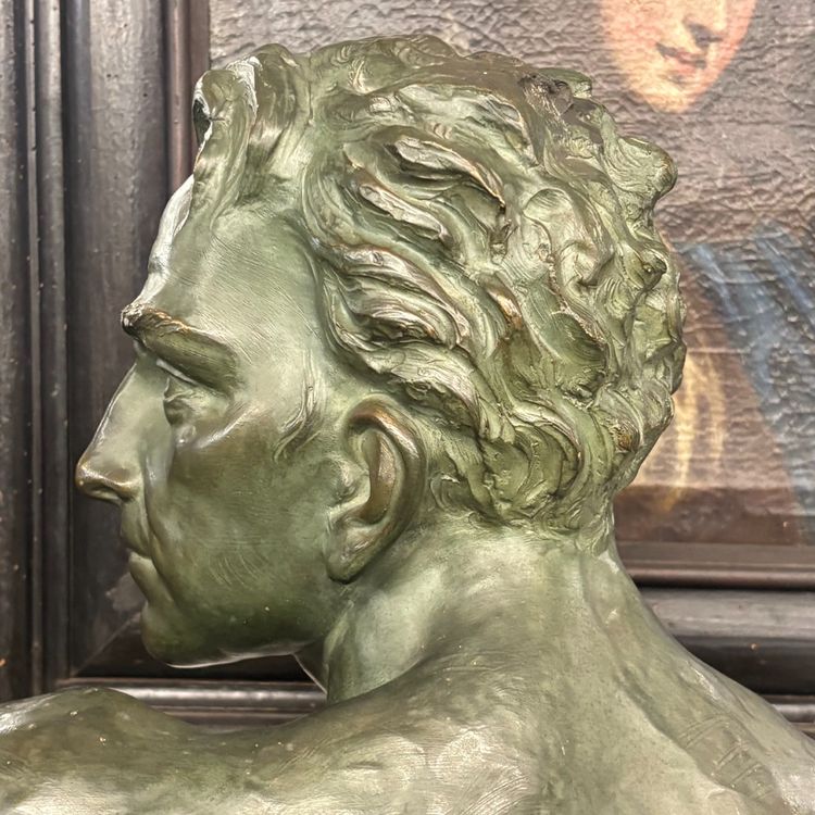 Antike Art-déco-Skulptur, 1930, Männerbüste von J. Domisse (1875–1955). Maße: 40 x 16 cm (Höhe 36 cm).
