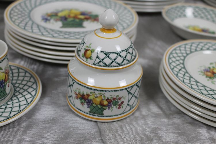 Service de table en faïence de Villeroy et Boch décor Basket avec fruits époque 20ème