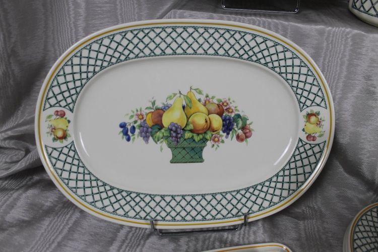 Service de table en faïence de Villeroy et Boch décor Basket avec fruits époque 20ème