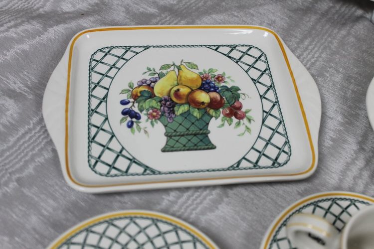 Service de table en faïence de Villeroy et Boch décor Basket avec fruits époque 20ème