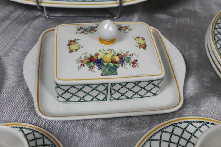 Service de table en faïence de Villeroy et Boch décor Basket avec fruits époque 20ème