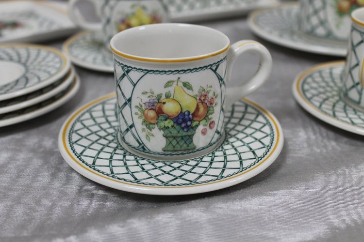 Service de table en faïence de Villeroy et Boch décor Basket avec fruits époque 20ème